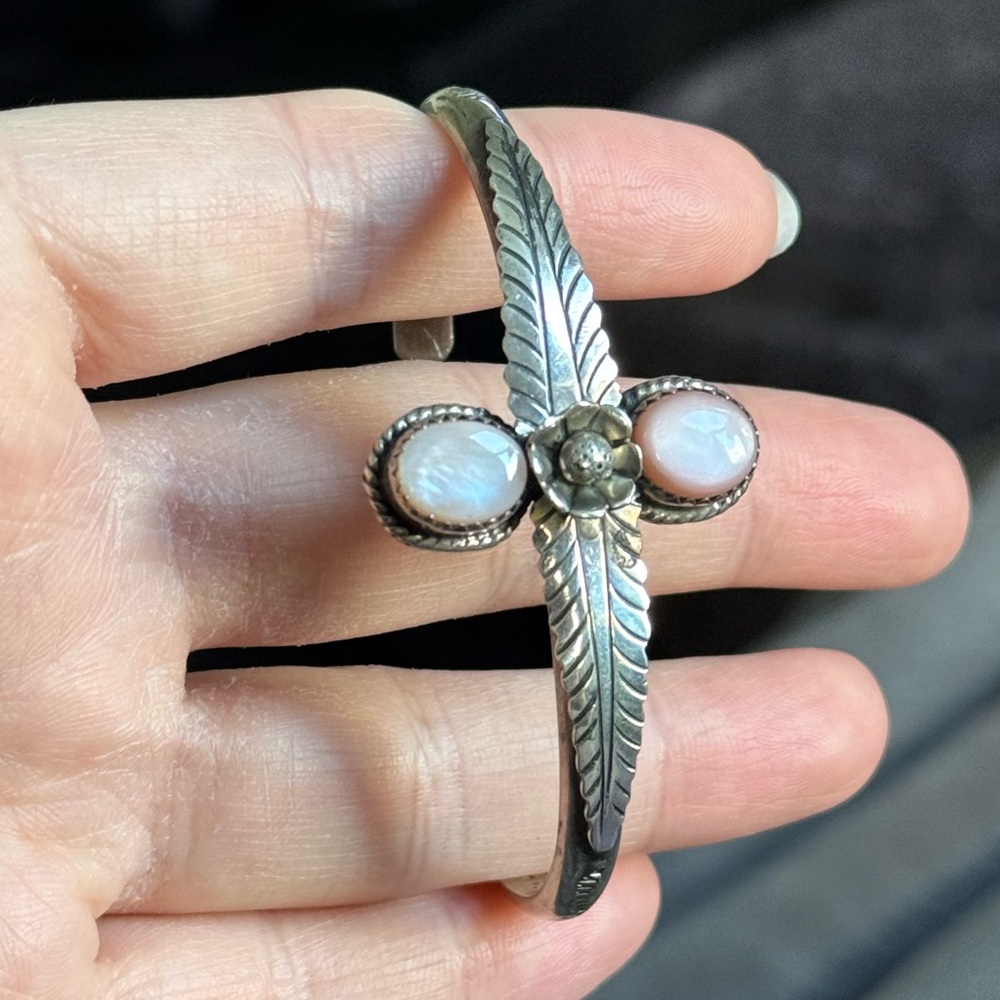SIGNED Native American Sterling Silver and Pink Cuff Bracelet 925 L. DASHNER - Picture 4 of 5